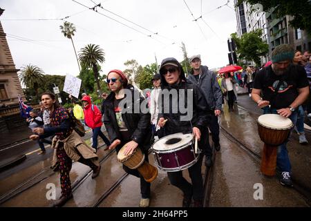 Melbourne, Australien. 13. November 2021. Demonstranten mit Trommeln werden während eines Protestes gegen die Regierung von Andrew auf der Treppe des US-Bundesstaates in Melbourne gesehen. Tausende von Demonstranten mussten den Regen ertragen, um gegen die Impfstoffmandate sowie gegen das drakonische Pandemie-Gesetz der Regierung Andrews zu kämpfen. Kredit: Dave Hewison/Speed Media/Alamy Live Nachrichten Stockfoto