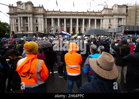 Melbourne, Australien. 13. November 2021. Tausende von Demonstranten werden während eines Protestes gegen die Regierung von Andrew auf der State Parliament Steps in Melbourne vor dem Parlament gesehen. Tausende von Demonstranten mussten den Regen ertragen, um gegen die Impfstoffmandate sowie gegen das drakonische Pandemie-Gesetz der Regierung Andrews zu kämpfen. Kredit: Dave Hewison/Speed Media/Alamy Live Nachrichten Stockfoto