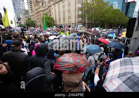 Melbourne, Australien. 13. November 2021. Tausende von Demonstranten werden während eines Protestes gegen die Regierung von Andrew auf der State Parliament Steps in Melbourne vor dem Parlament gesehen. Tausende von Demonstranten mussten den Regen ertragen, um gegen die Impfstoffmandate sowie gegen das drakonische Pandemie-Gesetz der Regierung Andrews zu kämpfen. Kredit: Dave Hewison/Speed Media/Alamy Live Nachrichten Stockfoto