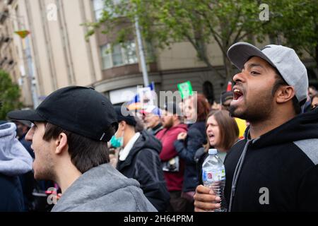 Melbourne, Australien. 13. November 2021. Demonstranten singen „Sack Dan Andrews“ während eines Protestes gegen die Regierung von Andrew vor den Schritten des US-Bundesstaates Melbourne. Tausende von Demonstranten mussten den Regen ertragen, um gegen die Impfstoffmandate sowie gegen das drakonische Pandemie-Gesetz der Regierung Andrews zu kämpfen. Kredit: Dave Hewison/Speed Media/Alamy Live Nachrichten Stockfoto