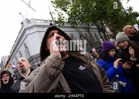 Melbourne, Australien. 13. November 2021. Demonstranten singen „Sack Dan Andrews“ während eines Protestes gegen die Regierung von Andrew vor den Schritten des US-Bundesstaates Melbourne. Tausende von Demonstranten mussten den Regen ertragen, um gegen die Impfstoffmandate sowie gegen das drakonische Pandemie-Gesetz der Regierung Andrews zu kämpfen. Kredit: Dave Hewison/Speed Media/Alamy Live Nachrichten Stockfoto