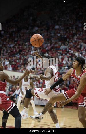 Bloomington, USA. November 2021. Jordan Geronimo (22) der Indiana University spielt während eines NCAA-Basketballspiels in der Assembly Hall in Bloomington, Ind. Die Indiana Hoosiers schlugen NIU 85-49. Kredit: SOPA Images Limited/Alamy Live Nachrichten Stockfoto