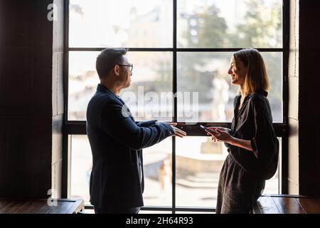 Asiatischer Mann und kaukasische Frau im Café Stockfoto