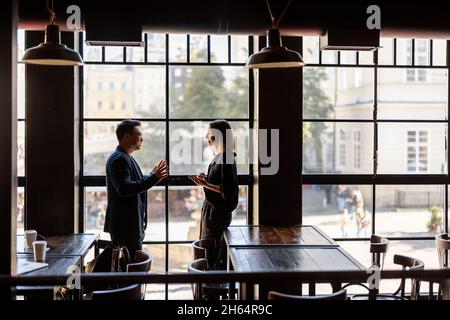 Asiatischer Mann und kaukasische Frau im Café Stockfoto