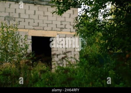 Unfertiges Ziegelhaus am Waldrand, im Sommer Stockfoto