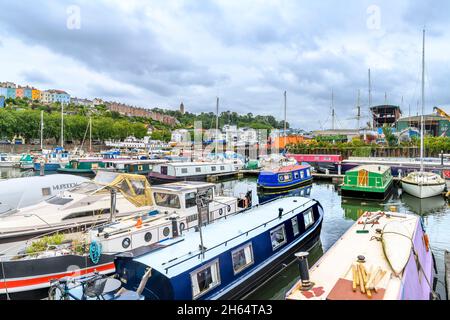 Farbenfrohe Häuser, alt und modern im Stadtteil Hotwells von Bristol. Aufgenommen von Bristol Marina im Norden von Spike Island. Stockfoto