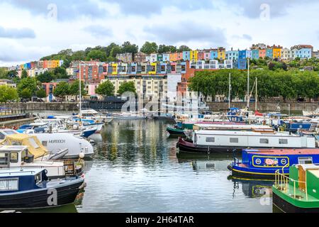 Farbenfrohe Häuser, alt und modern im Stadtteil Hotwells von Bristol. Aufgenommen von Bristol Marina im Norden von Spike Island. Stockfoto