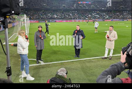 Wolfsburg, Deutschland. 11. Nov 2021. Von links nach rechts Moderatorin Laura PAPENDICK, Joachim 'Jogi' LOEW (LÃ¶w, GER, ehemaliger Nationaltrainer), Trainer/Nationaltrainer Hans-Dieter 'Hansi' STREIFEN, Fußballexperte Lothar MATTHÄUS, RTL, während des Interviews mit dem Fußballspiel, WM-Qualifikationsgruppe J Spieltag 9, Deutschland (GER) - Liechtenstein (LIE), am 11.11.2021 in Wolfsburg/Deutschland. â Credit: dpa/Alamy Live News Stockfoto