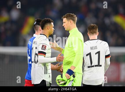 Wolfsburg, Deutschland. 11. Nov, 2021. Letzter Jubel GER, Torwart Manuel NEUER (GER) mit Lukas NMECHA l. (GER), Fußball-Laenderspiel, WM-Qualifikationsgruppe J Spieltag 9, Deutschland (GER) - Liechtenstein (LIE) 9: 0, am 11.11.2021 in Wolfsburg/Deutschland. â Credit: dpa/Alamy Live News Stockfoto