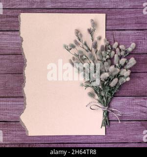 Karte mit einem Strauß wilder, flauschiger Blumen mit Platz für das Design Stockfoto