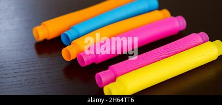 Fidget Pop Tubes Sensory Toy. Banner. Selektiver Fokus. Stockfoto