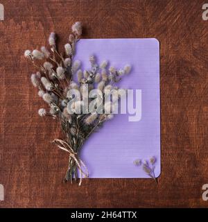 Karte mit einem Strauß wilder, flauschiger Blumen mit Platz für das Design Stockfoto