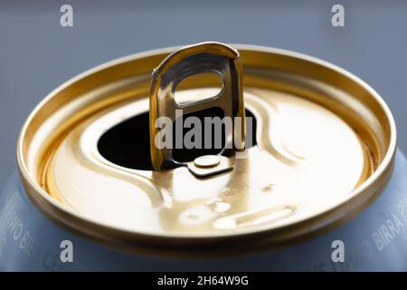 Aluminiumdose zum Trinken. Dose aus Zinn-Kupfer für Bier. Becher für kohlensäurehaltiges Wasser. Kapazität für kohlensäurehaltiges Fruchtwasser. Limonade in einem Behälter. Nahaufnahme Stockfoto