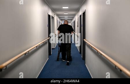 Berlin, Deutschland. Oktober 2021. Ein Mann kommt an einem Spaziergänger vorbei. Kredit: Britta Pedersen/dpa-Zentralbild/dpa/Alamy Live Nachrichten Stockfoto