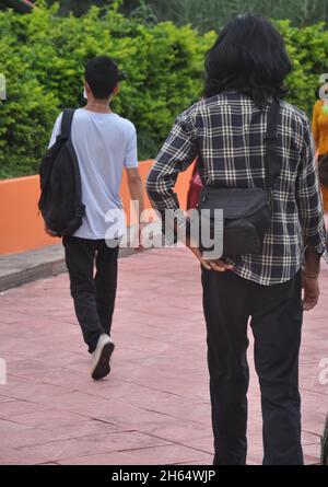 Rückansicht in voller Länge von zwei jungen Jungs zu Fuß im Freien Stockfoto