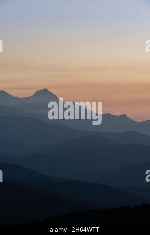 Sonnenuntergang über den korsischen Bergen in der Nähe von saint florent, korsika, Frankreich, weiche, neblige Farben mit Kopierraum. Stockfoto