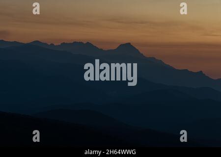 Sonnenuntergang über den korsischen Bergen in der Nähe von saint florent, korsika, Frankreich, weiche, neblige Farben mit Kopierraum. Stockfoto