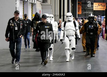 Birmingham, Großbritannien. November 2021. Cosplayer kleideten Star Wars-Charaktere während der MCM Comic Con, die am Samstag, den 13. November 2021 im NEC Birmingham stattfand. Der Bildnachweis sollte lauten: James Warwick/Alamy Live. Quelle: James Warwick/Alamy Live News Stockfoto