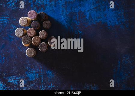Stillleben von gebrauchten Weinkorken mit Kopierraum. Konzept für Weinkeller, Catering Stockfoto
