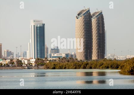 Blick auf die Stadt Abu Dhabi von der Salam Street corniche tagsüber Stockfoto