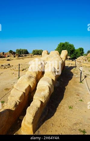 Italien, Sizilien, Agrigento, Tal der Tempel, Valle dei Templi, Archäologisches Gebiet, Statue von Telamone Stockfoto