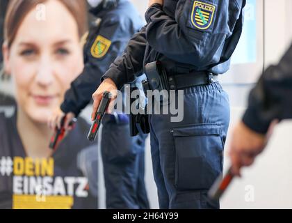 10. November 2021, Sachsen, Schneeberg: Polizeistudenten im 1. Ausbildungsjahr üben zu Beginn ihres Dienstes an der Polizeischule den Umgang mit der Dienstwaffe. Am selben Tag wurde auf dem Gelände ein moderner Schießstand in Betrieb genommen. In der 6.6 Millionen Euro teuren Anlage können mit Hilfe von Beamern und einem Bildschirm Schießübungen in einem Winkel von 180 Grad durchgeführt werden. Ziel der Schulung ist es, jedem Polizisten und jeder Polizistin zu ermöglichen, den sicheren Umgang mit Waffen zu üben und zu verinnerlichen. Die Schule in Schneeberg bildet derzeit rund 650 Polizeianwärter aus und Stockfoto