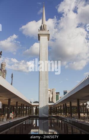 KUALA LUMPUR, MALAYSIA - 29. August 2019: Eine vertikale Aufnahme des Obelisken der Moschee Masjid Negara in Kuala Lumpur, Malaysia Stockfoto