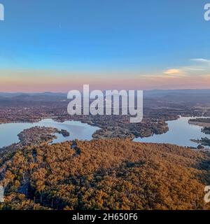 Wunderschöner Sonnenuntergang über Canberra mit Blick auf die Stadt vom Telstra Tower Stockfoto