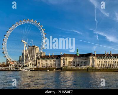 Das London Eye über der Themse aus gesehen Stockfoto