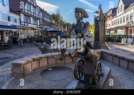 Figur Münchhausen der Ritt auf der Kanonenkugel am Münchhausen Brunnen in Bodenwerder, Niedersachsen, Deutschland, Europa | Baron Münchhausen on a Stockfoto