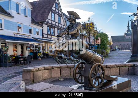 Figur Münchhausen der Ritt auf der Kanonenkugel am Münchhausen Brunnen in Bodenwerder, Niedersachsen, Deutschland, Europa | Baron Münchhausen on a Stockfoto