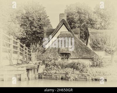 Bildbild in monochromer Darstellung des ländlichen Lebens und strohgedeckten Hütten in der Nähe des Dorfes Flatford in Suffolk im Südosten Englands Stockfoto