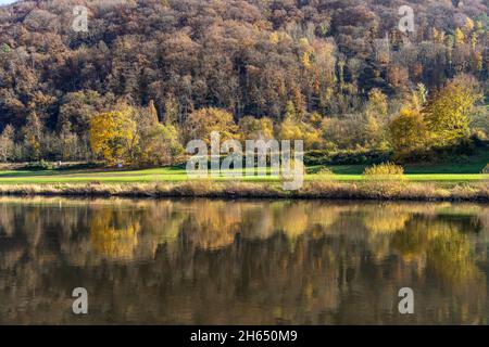 Die Weser bei Bodenwerder, Niedersachsen, Deutschland,, Europa | Weser in Bodenwerder, Niedersachsen, Deutschland, Europa Stockfoto