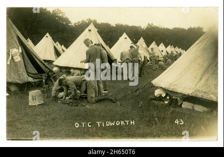 Postkarte aus der Zeit WW1 von jungen Rekruten in einer militärischen Führungseinheit, einem Offiziersschulungskorps, einem Ausbildungslager (OTC), das Lager aufstellt. Tidworth, Wiltshire, England, Großbritannien Stockfoto