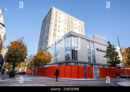 Bauverkleidungen Auftragnehmer Topek Limited. Das Crystal House von Preston ist die am wenigsten geliebte Struktur der Stadt. Die Verkleidung des Gebäudes, das auf dem Gelände des ehemaligen Rathauses errichtet wurde, wird zur Erhöhung der Brandsicherheit geändert. Nach der Katastrophe in Grenfell wurde das 12-stöckige Gebäude zum zweiten Hochhaus im Stadtzentrum, das seine Verkleidung ersetzt hat. Stockfoto