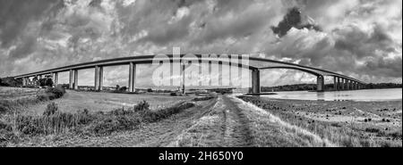 Das Bild zeigt die Betonkastenträger-Orwell-Straßenbrücke über den Fluss Orwell unweit der Stadt Ipswich in der Grafschaft Suffolk in East Anglia Stockfoto