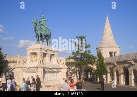 Reiterstatue des hl. Stephanus (Szent Istvan Kiraly) mit der Fischerbastei dahinter, Budapest, Ungarn Stockfoto