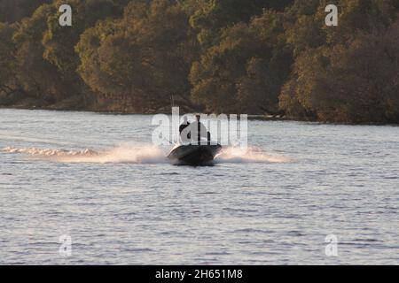 Ein Schnellboot wird auf dem Zambezi Fluss inVictoria Falls gesehen. Wassersportarten sind in der Kurstadt beliebt. Simbabwe. Stockfoto