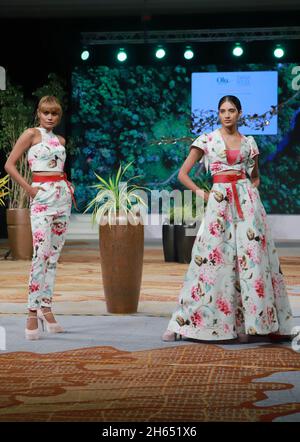 Colombo, Sri Lanka. November 2021. Models präsentieren Kreationen während der Colombo Fashion Week (CFW) Swim Week in Colombo, Sri Lanka, am 12. November 2021. Die CFW Swim Week Colombo, die am 12. Und 13. November in der Hauptstadt Colombo stattfinden wird, wird Werke von 11 lokalen Designern zeigen. Quelle: Ajith Perera/Xinhua/Alamy Live News Stockfoto