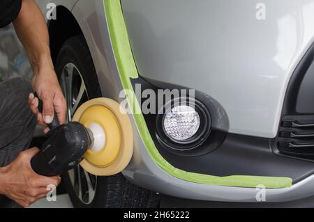 Hände ist ein Mann, der das Werkzeug polnischen das Auto. Stockfoto