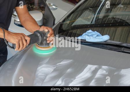 Mann bei der Arbeit Zum polieren, beschichten Autos. Stockfoto