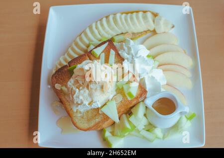 Honig Toast mit Eis und Obst Stockfoto