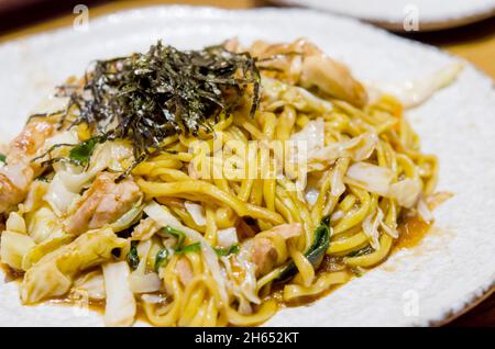Yakisoba Japanisches Essen auf dem Teller. Stockfoto