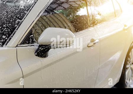 Auto waschen mit Seife. Stockfoto