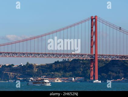 Lissabon, Portugal. Bootstour unter der Ponte 25 de Abril, Brücke vom 25. April über den Tejo oder den Tejo River. Stockfoto