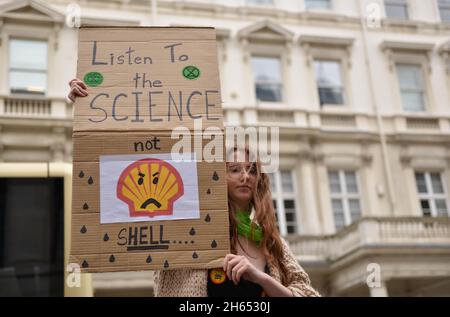 Ein Protestler hält während der Demonstration ein Plakat mit dem Titel „Höre der Wissenschaft zu, nicht der Muschel“. Extinction Rebellion-Aktivisten veranstalteten einen Protest gegenüber dem Science Museum in South Kensington gegen das Sponsoring des Museums durch die fossilen Energiekonzerne Shell und Adani. Stockfoto