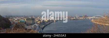 Ein Blick an einem sonnigen Tag auf die Altstadt von Podil und den Postplatz. Kiew. Ukraine. Stockfoto