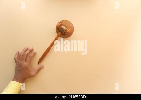Nahaufnahme der Hand der Person, die auf den Gavel fällt. Stockfoto