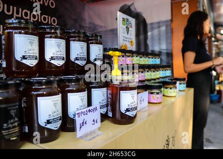 Athen, Griechenland - 05. November 2021 Honigfest im Athens Park, Verkostung und Verkauf von Gläsern verschiedener Honigsorten, die in Griechenland und Kreta hergestellt wurden, Bienenzüchter Stockfoto