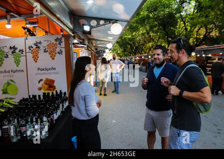 Athen, Griechenland - 05. November 2021 Honigfest im Athens Park, Verkostung und Verkauf von Gläsern verschiedener Honigsorten, die in Griechenland und Kreta hergestellt wurden, Bienenzüchter Stockfoto